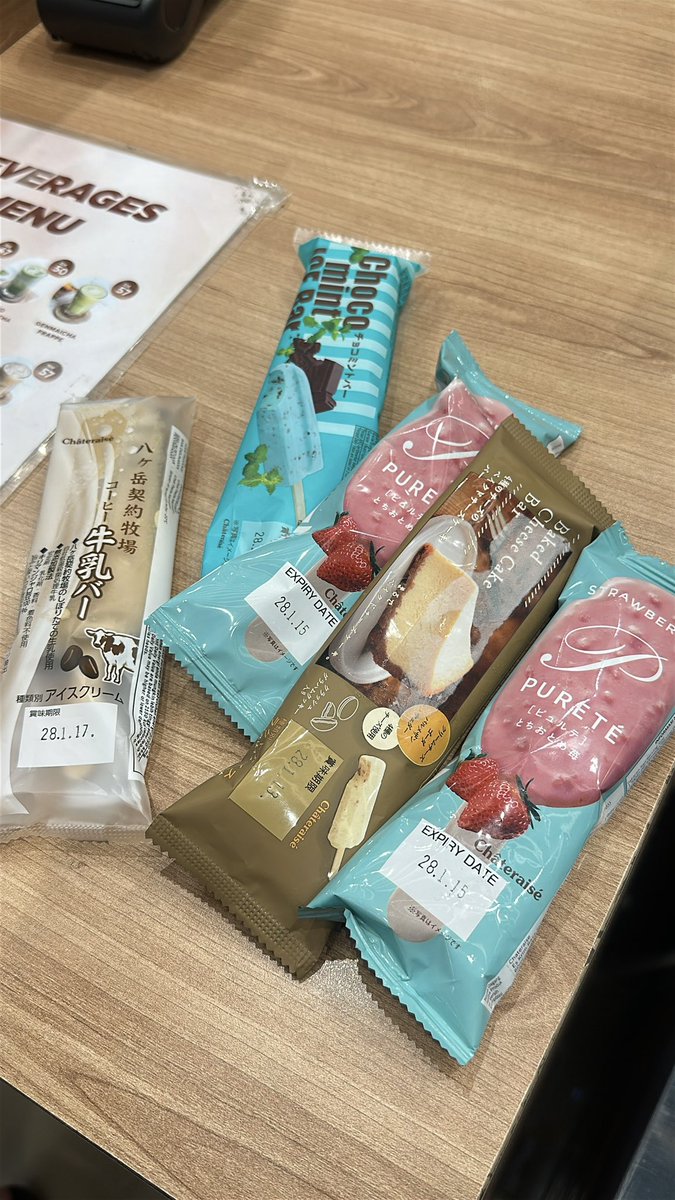 swextdemon's tweet photo. yg wajib dibeli kalo di chateraise 🤤 https://t.co/5Xi4bWBgq8