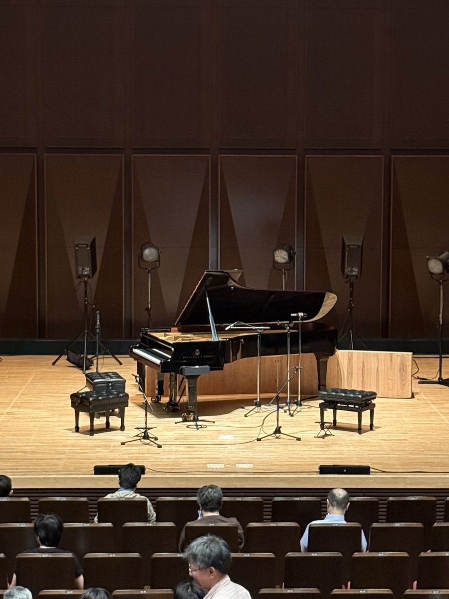 mtg2n's tweet photo. Egberto Gismonti &amp; Daniel Murray東京公演1日目。
Egberto Gismontiの演奏を目の前で聴けるなんて、ただただ感動
大好きな「Frevo」も聴けたし、終演のアナウンス後も鳴り止まない拍手に応えて披露された2度目のアンコール「Palhaço」は、イントロを聴いただけで目頭が熱くなった。
#egbertogismonti https://t.co/SFJj1kvvVd