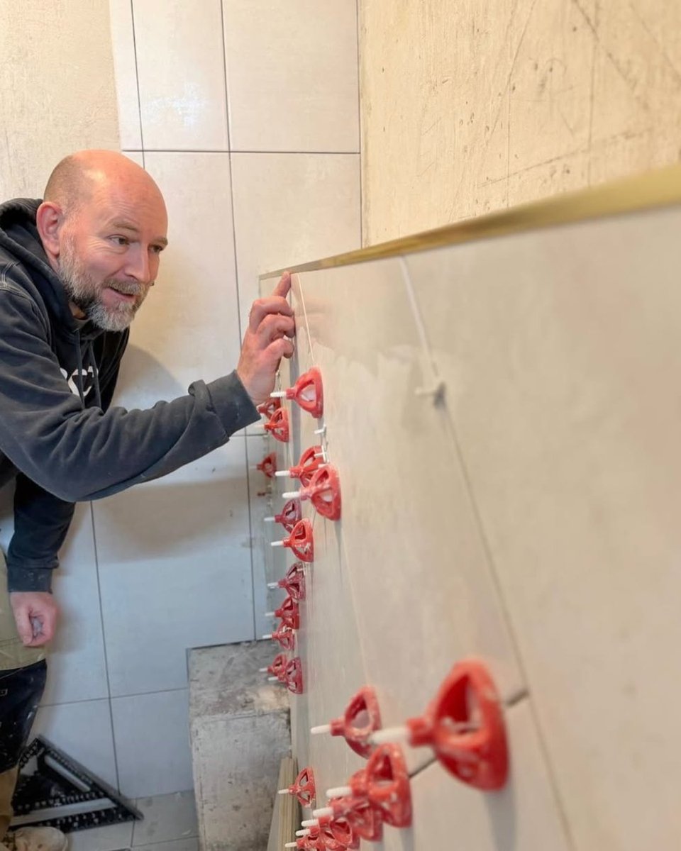 BALtiling's tweet photo. 🤝 Supporting today’s &amp; tomorrow’s fixers

Mick Bull recently visited @TradesTrainingSchool in Edinburgh, supplying BAL Absolute Grout &amp; speaking with students 👊

We support colleges &amp; training providers UK-wide with products, training &amp; more
📩 info@building-adhesives.com https://t.co/r48ilqlR8Q