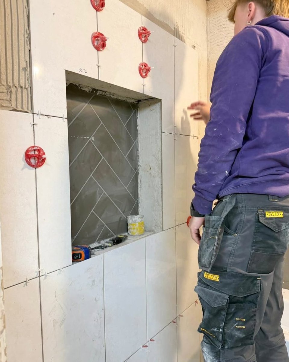 BALtiling's tweet photo. 🤝 Supporting today’s &amp; tomorrow’s fixers

Mick Bull recently visited @TradesTrainingSchool in Edinburgh, supplying BAL Absolute Grout &amp; speaking with students 👊

We support colleges &amp; training providers UK-wide with products, training &amp; more
📩 info@building-adhesives.com https://t.co/r48ilqlR8Q
