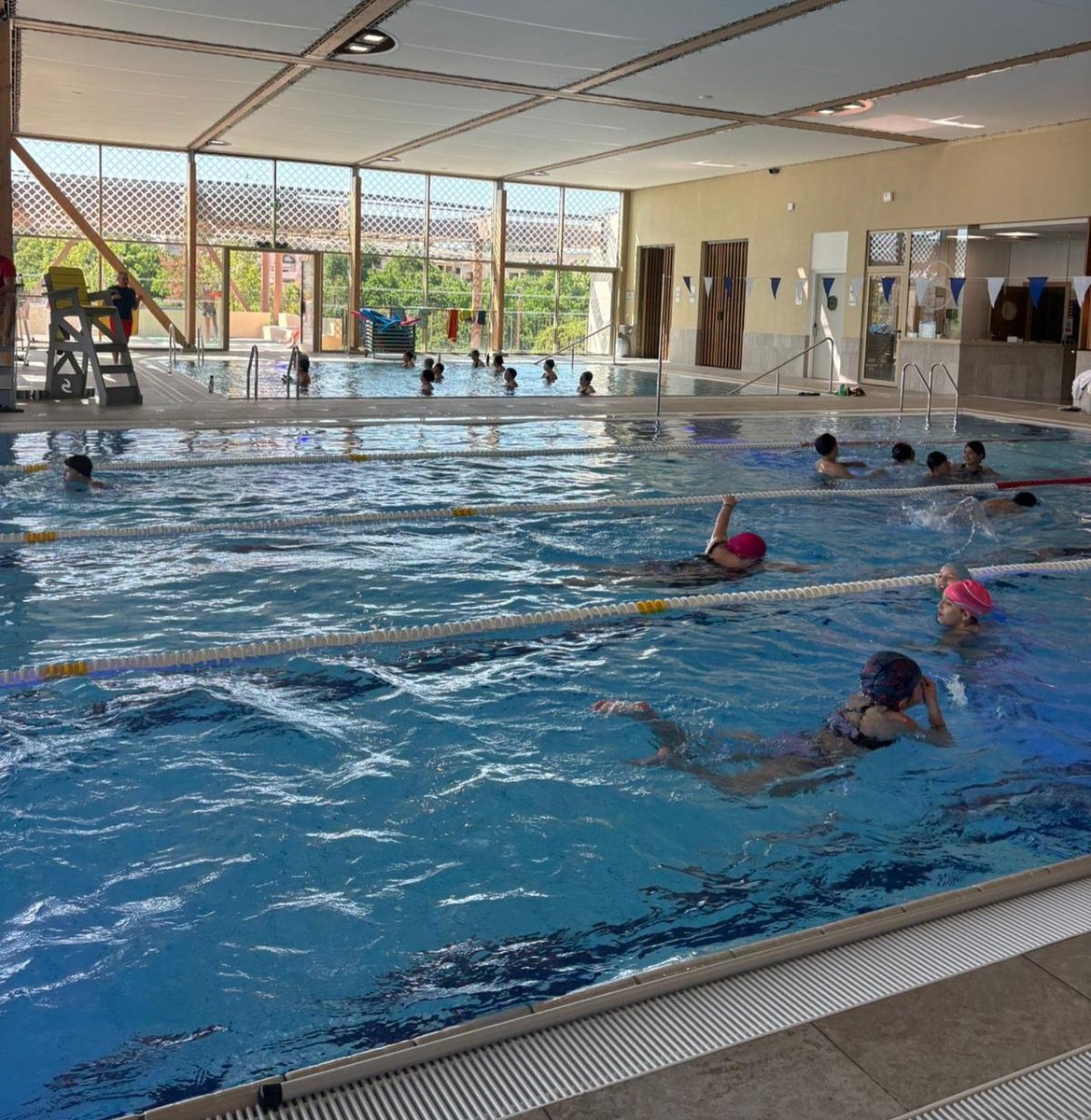 stjo30's tweet photo. Super sortie à la piscine d'Uzes. 28 élèves ont validé le savoir nager. Les autres pourront encore s'entraîner à la piscine de Saint Ambroix. 👍🏊‍♂️ https://t.co/BPN1Nhvxik