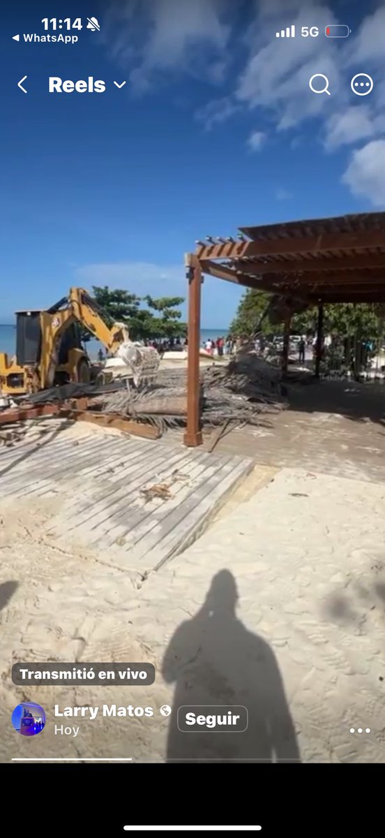SenadorDionisSn's tweet photo. “Mi pueblo ya no es mi pueblo” Pedernales es una ciudad cualquiera abusada por autoridades que despojan de sus propiedades a jóvenes emprendedores para asignársela a funcionarios o allegados, ante la mirada indiferente de las autoridades locales. Destrucción  de Navío Bar https://t.co/dHxMQnhSzG
