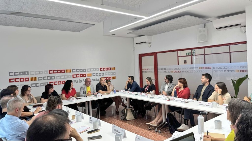 ccoopv's tweet photo. Mentre l'actual Consell baixa impostos, els serveis públics essencials com la sanitat i l'educació es debiliten i es privatitzen. És important que hi haja governs progressistes per a guanyar drets i protegir la classe treballadora. ✊ https://t.co/abLHgzKziB