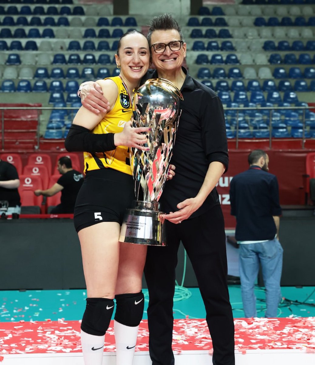 nazlicannot's tweet photo. Vakıfbankın veda postunu görene kadar inanmam demiştim gerçekten şimdi inandım. Hayatta her şeyin en iyisini hak eden bi insansın bence. Geriye döndüğümüzde özel olarak hatırlanacaksın biz seni hep özlüyor olacağız🥲 yolun açık olsun @aycaykac ❤️ https://t.co/GDjjDXQlUr
