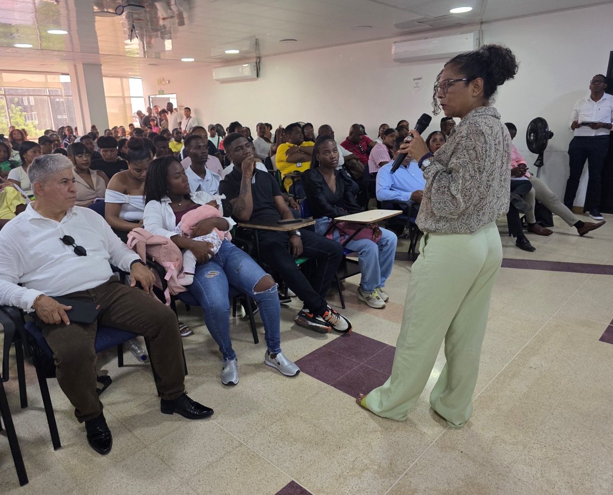 ESAPOficial's tweet photo. #10AñosMaestríaenDDHH | #AEstaHora la territorial #Chocó conmemora en Quibdó una década de formación académica comprometida con la memoria, los derechos humanos y la construcción de paz en los territorios.🕊️

El conversatorio central está a cargo de la magistrada de la @JEP_Colombia, Dra. Nadiezhda Henríquez Chacín, quien reflexiona sobre los hechos ocurridos hace 24 años en la masacre de Bojayá, resaltando la verdad, la reparación y la dignificación de las víctimas como caminos fundamentales para la reconciliación y la no repetición.

Este espacio de diálogo reúne a la academia, líderes sociales y comunidad académica en torno a la construcción de un país más justo, humano y esperanzador desde el territorio.🕊️