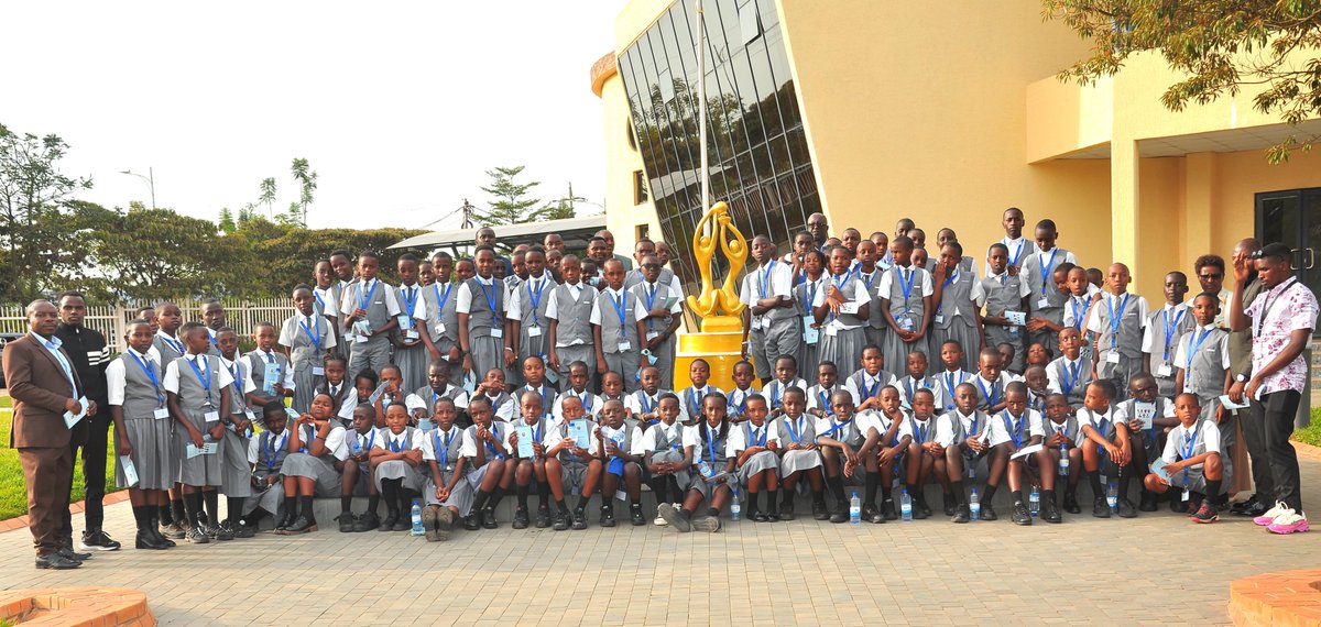 IntwarizuRwanda's tweet photo. Abanyeshuri n’abarezi bo mu ishuri rya 'Center Scholaire AMIZERO' riherereye mu Karere ka Ruhango; basuye Igicumbi cy’Intwari z’Igihugu i Remera; basobanurirwa Indangagaciro z’Umuco w’u Rwanda. Ikiganiro bahawe, cyagarutse ku mateka y’Intwari z’u Rwanda n’indangagaciro zaziranze. https://t.co/LJQmMo7ItQ