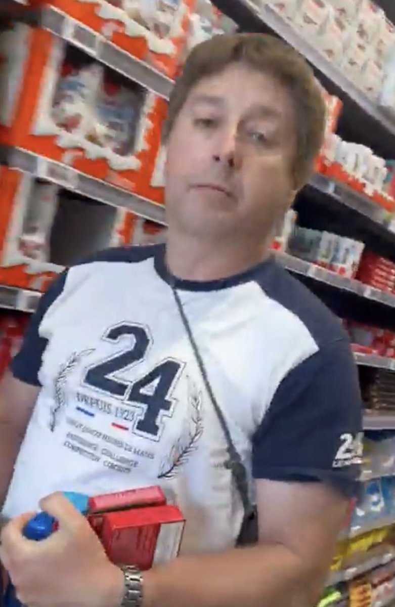 IiThorking's tweet photo. Encore un mec qui se fait attraper à filmer sous la jupe des femmes, la même histoire que Pelicot. Le mari de la dame aurait récupéré le téléphone. Mais apparemment il effaçait les photos pendant que la femme lui criait dessus. #montevrain @bfmtv https://t.co/vtdCO1t6AD