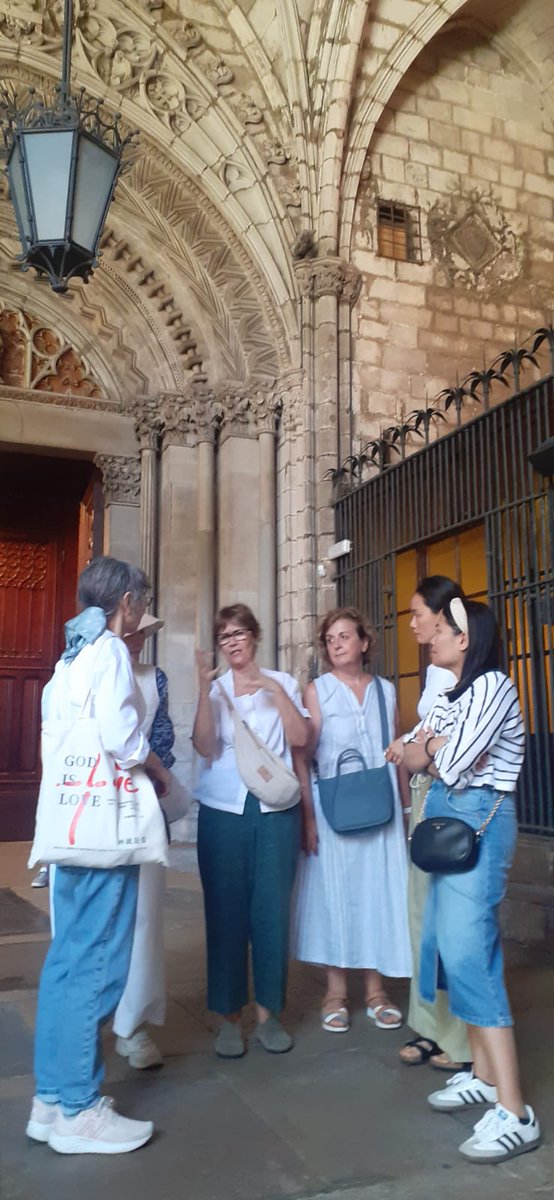CfaCornella's tweet photo. Avui li ha tocat al grup de #matí de #Castellà3.Elles i ells també han realitzat una visita guiada pel #BarriGòtic de #Barcelona, amb la nostra guia de referència, la Isabel, explicant l'#Art i la #Història de la ciutat🥰 Ha estat un matí calorós amb bona companyia! Gràcies,Tere! https://t.co/pxXHRBEA1T