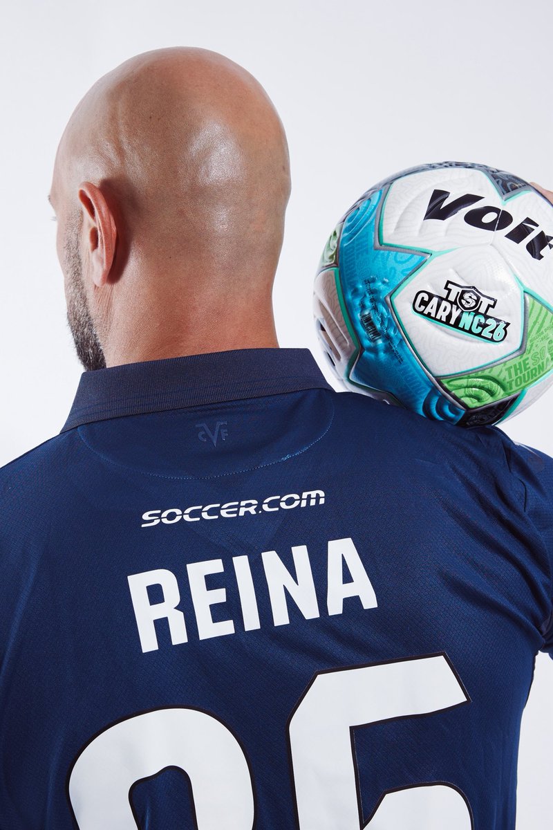 📸🧤FIRST LOOK: Pepe Reina in his TST x @VillarrealCF kit! The