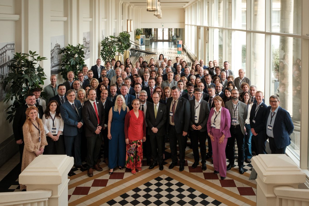 NGIGN_BeGeo's tweet photo. Van 17 tot 19 mei 2026 organiseerde het Nationaal Geografisch Instituut (NGI) in Oostende de Algemene Vergadering van @EuroGeographics , waar meer dan 130 vertegenwoordigers uit 42 Europese landen bijeenkwamen. Lees het artikel 👉 https://t.co/SmmtdCueYJ https://t.co/RaKLOGp8hS