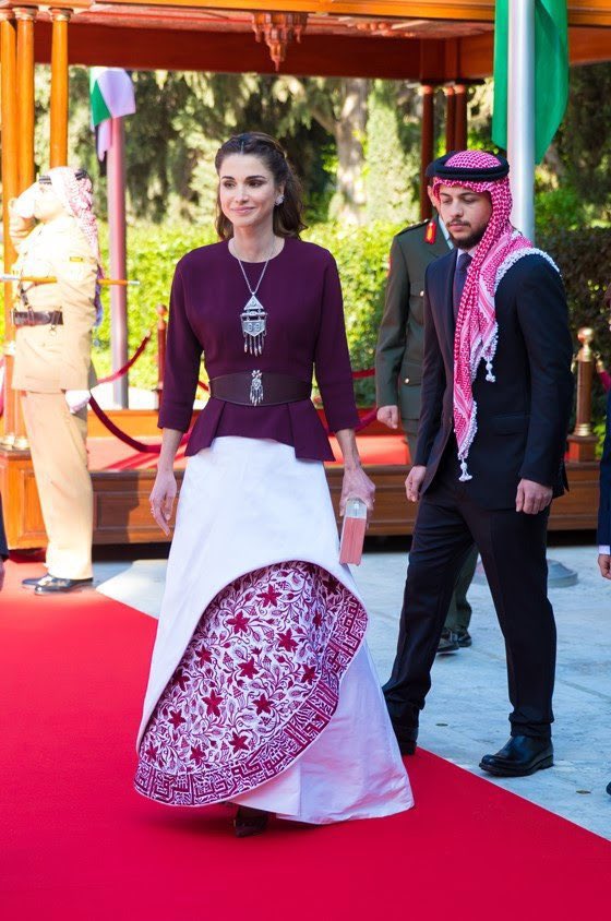 WejdanalmalkiF's tweet photo. في عيد الاستقلال الأردني، ظهرت الأميرة رجوى الحسين بإطلالة من تصميم ريما دحبور، تميزت بأكمام مذهبة نُقش عليها بيت:

«نَبت السُّيوفُ وحَدُّ سيفِكِ ما نَبَا»

يعود البيت للشاعر سعد عقل وغنتها فيروز، وهو نفس البيت اللي طُرز على تنورة للملكة رانيا في أحد أعياد الاستقلال من تصميم هامة الحناوي.