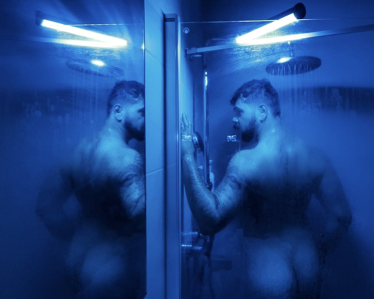 Ayaylobito's tweet photo. Under a blue light🪼
> https://t.co/vhOOjXLjEr https://t.co/1dt8tj07cW