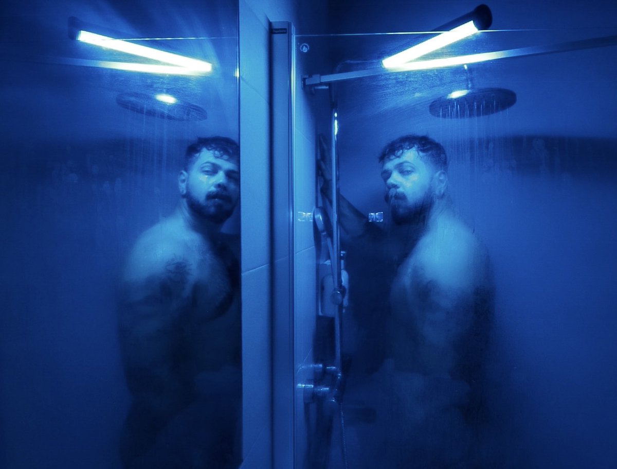 Ayaylobito's tweet photo. Under a blue light🪼
> https://t.co/vhOOjXLjEr https://t.co/1dt8tj07cW
