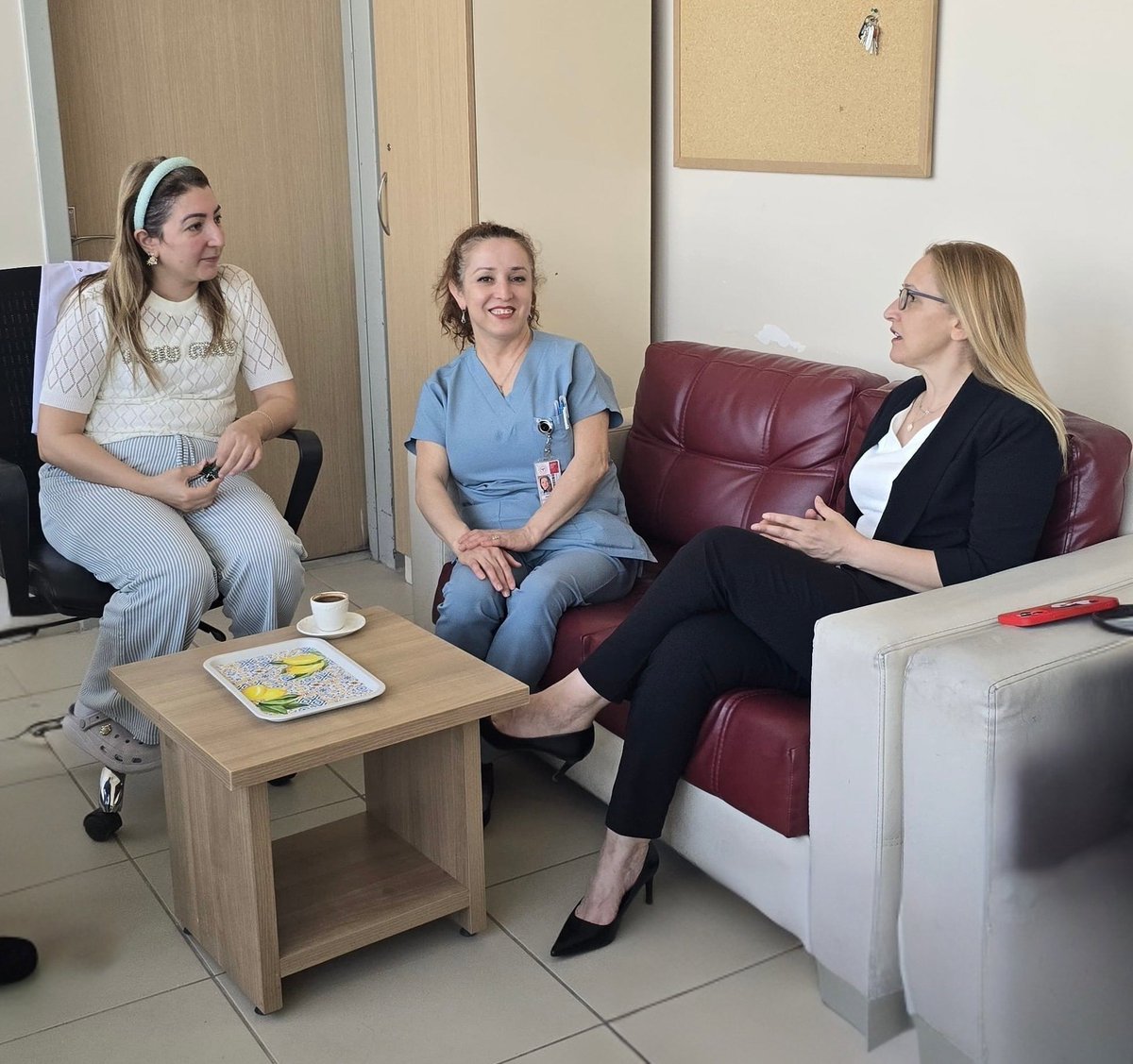 gssen2025's tweet photo. BÜTÜN ÜLKE BAYRAM TATİLİ YAPARKEN  7/24 HİZMETE DEVAM EDEN SAĞLIK PROFESYONELLERİNİN EMEĞİ YOK SAYILIYOR!

Binlerce sağlık profesyoneli 
bayram sabahına evinden, ailesinden uzakta giriyor.

Yoğun bakımlarda, acil servislerde, ameliyathanelerde, sağlık kurumlarının her metrekaresinde, insan hayatının ağır sorumluluğuyla kritik görev üstlenen,  
doğru yönetilemeyen insan kaynağı stratejileri nedeniyle 1 kişiye 2,5 kişilik iş yükü yüklenen, sağlık sisteminin tüm yükünü omuzlamaktan tükenmişliğin sınırlarını hayli aşmış olan memur sağlık çalışanlarının emeğin yok sayılıyor!

Oysa aynı kurumda başka bir çalışan, daha az risklerle verdiği hizmeti, tediye,
bayram ikramiyesi, yüksek fazla mesai ücreti, toplu sözleşmelerde güvence altına alınmış haklarıyla karşılığında veriyor! 

Hemşireler ve diğer memurlar ucuz iş gücü değildir. 
Fedakarlık güzellemeleriyle emeğin değerinin yok sayılmasını kabul etmiyoruz! 
Adil, insani çalışma ortamı, 
emeğin karşılığı ücret, her çalışanın temel hakkıdır!
Güç Sağlık Sen olarak; hakkımız olanı alıncaya kadar mücadeleden vaz geçmeyeceğiz!
#Bayramlaşma #hemşire #ebe #hastane #sağlıkçalışanları