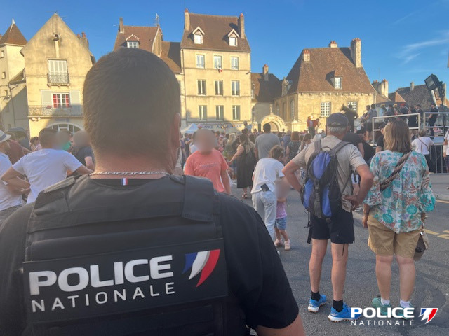 PoliceNat39's tweet photo. La @PoliceNat39 a été mobilisée ce week-end à #Dole, à l’occasion de la 14ᵉ édition du festival « Cirque et Fanfares ». 
Les agents ont veillé à la sécurisation des différentes animations en centre-ville ainsi qu’aux abords des lieux de spectacle.
#PoliceNat39 #dole #festival https://t.co/3U7J292NrT