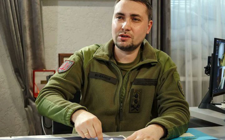pogrebeckij's tweet photo. Керівник ГУР Буданов: "Активна фаза війни закінчиться до кінця року":
Бойові дії завершаться виходом сил оборони на наші адмінмежі.
Переламний момент у війні з Росією відбудеться в серпні, оскільки до цього часу все надане західними партнерами озброєння буде знаходитися в українських військових частинах та почне активно використовуватися.
Саме тому почнеться переламний момент. Активна фаза війни, тобто активне ведення бойових дій, закінчиться до кінця цього року. Таку точку зору в інтервʼю УП повідомив начальник Головного управління розвідки Міноборони Кирило Буданов.
"Це баталії приблизно того рівня, що відбуваються зараз, коли з рук у руки переходять цілі населені пункти. Оця активна фаза має значно скоротитися до кінця року. Вона зведеться майже до нуля", – вважає він.
Буданов додав, що війна закінчиться виходом на наш адмінкордон і поверненням усіх територій включно з Кримом. За його словами, РФ має ресурсів на ведення повної війни на 12 місяців. Буданов вважає, що для самої Росії варіантів закінчення війни є два: зміна політичного керівництва при формальному збереженні територіальної цілісності або ж Росія розділиться на три чи більше частин.
Ви прочитали фантастичну розповідь, озвучену головою ГУР МО Кирилом Будановим в інтерв'ю УП 24 травня 2022 року
https://t.co/bzVxwHnn7x