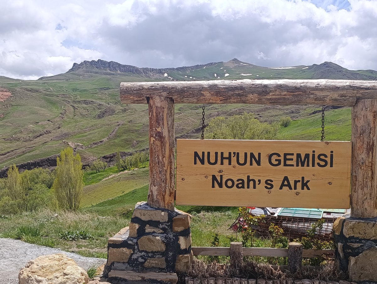 igdir1903's tweet photo. Ağrı, Doğubeyazıt, Üzengili köyü...
Nuh'un gemisi kalıntıları... #noahark https://t.co/Q9ss0EbZMm