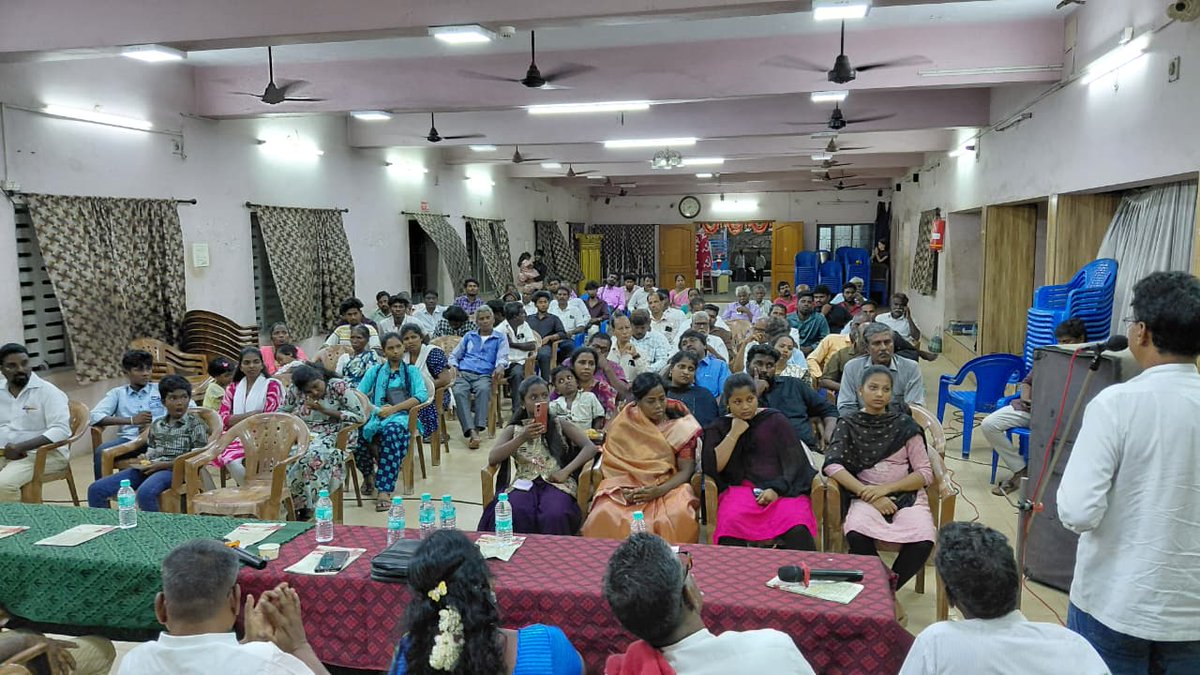 prekan07's tweet photo. #CPIM திருவள்ளூர் 
இளம் தோழன் நோவா 
ஒரு மாதத்திற்கு முன் விபத்தில் காலமான செய்தி ஆறா வடுவாய் நீடிக்கிறது

22 வயது பள்ளியில் போதைக்கு எதிராக, தெருவில் சமூக நலனுக்காக, அணி திரட்டி போராடும் குணம் கொண்ட வீரன் 

இன்று படத்திறப்பு அவர் குடும்பத்திற்கு தோழர்கள் நிதி உதவி அளித்த நிகழ்வு https://t.co/G5vSIG94uN