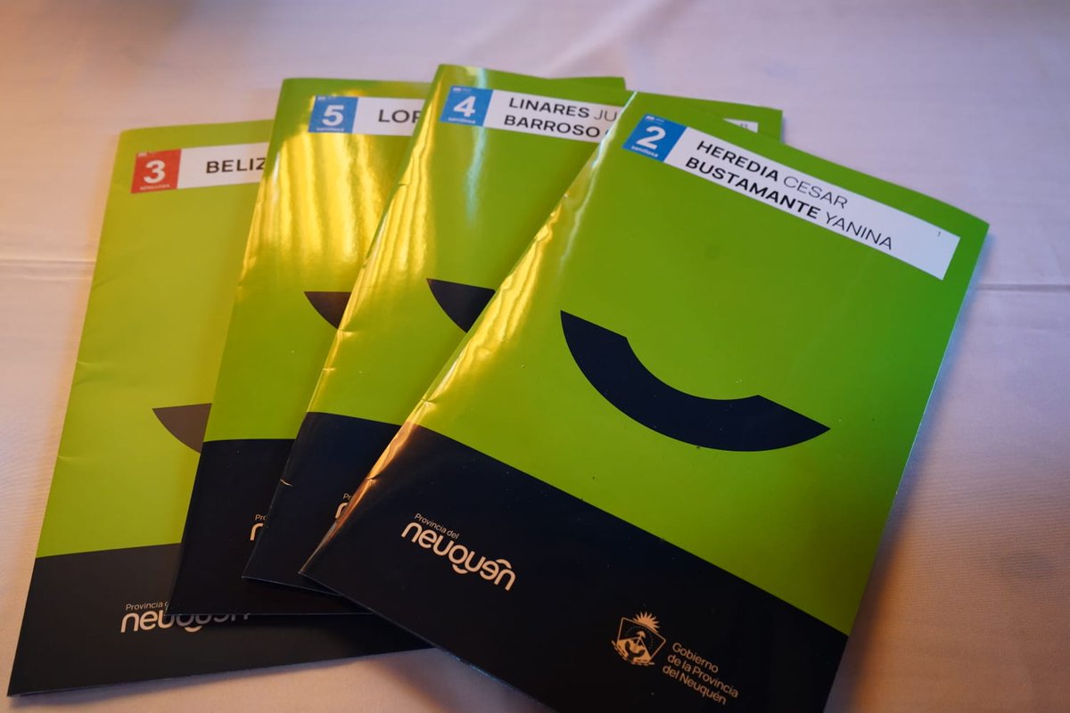 Rolo_Figueroa's tweet photo. FAMILIAS NEUQUINAS QUE CUMPLEN SUS SUEÑOS

El Modelo Neuquino significa atender las necesidades de nuestra gente. Entregamos escrituras a familias de Senillosa que hoy cuentan con una herramienta fundamental para consolidar su proyecto de vida.

Cada carpeta representa seguridad jurídica, tranquilidad y futuro para muchas familias y sus hijos. Ya estamos entregando más de 1.500 escrituras en toda la provincia.

Además, firmamos 500 mensuras del loteo CH y otras 179 correspondientes a lotes de la localidad. Eso significa avanzar con servicios esenciales como luz, agua, cloacas y gas, que se traducen en más calidad de vida para los neuquinos.

Neuquén Habita es parte de este cambio: ordenar para redistribuir y seguir generando soluciones habitacionales en toda la provincia.