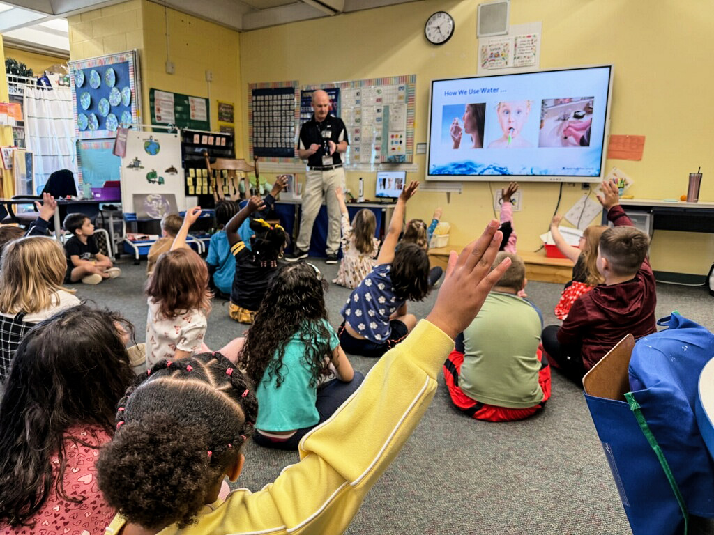 MonroeCntyH20's tweet photo. Ken went to kindergarten! Production Engineer @KenNaugle visited Walt Disney Elementary School to chat with students about water, coinciding with a "Taking Care of the Earth" unit focusing on recycling and pollution. It's never too early to inspire our next gen water stewards!💦 https://t.co/r2wgNw965L