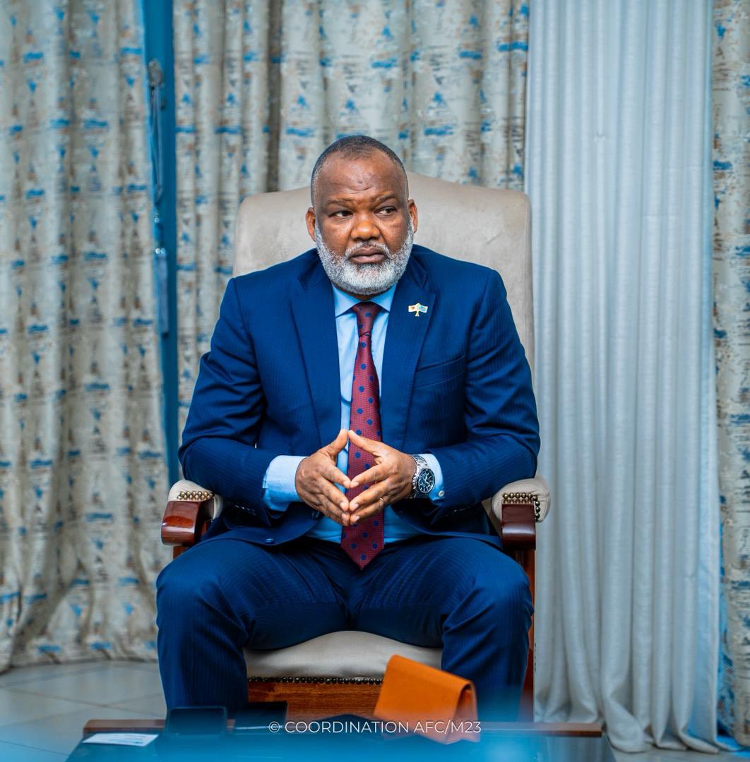 LawrenceKanyuka's tweet photo. L’Organisation mondiale de la Santé s’engage à collaborer pleinement avec l’AFC-M23 dans la riposte contre la maladie à virus Ebola

À Goma, la cheffe par intérim de l’OMS en RDC, accompagnée d’une importante délégation, a été reçue ce mardi 26 mai en visite de travail par les autorités de l’AFC-M23. Les échanges ont porté sur le renforcement des mesures de prévention et de riposte contre l’épidémie de la maladie à virus Ebola dans les provinces du Nord-Kivu et du Sud-Kivu.

Au cours de ces discussions, l’AFC-M23 a réaffirmé sa disponibilité ainsi que sa volonté de collaborer avec l’ensemble des partenaires sanitaires internationaux afin de lutter efficacement contre cette maladie mortelle et de faire de la santé publique des populations vivant sous son administration une priorité.

La séance de travail a abouti à un accord sur la mise en œuvre de mesures préventives, ainsi que sur l’acheminement de kits médicaux, de médicaments et d’autres équipements nécessaires à la riposte contre cette épidémie.