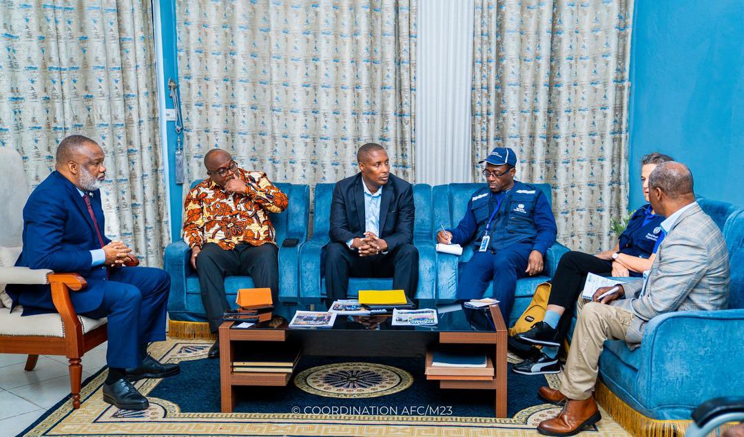 LawrenceKanyuka's tweet photo. L’Organisation mondiale de la Santé s’engage à collaborer pleinement avec l’AFC-M23 dans la riposte contre la maladie à virus Ebola

À Goma, la cheffe par intérim de l’OMS en RDC, accompagnée d’une importante délégation, a été reçue ce mardi 26 mai en visite de travail par les autorités de l’AFC-M23. Les échanges ont porté sur le renforcement des mesures de prévention et de riposte contre l’épidémie de la maladie à virus Ebola dans les provinces du Nord-Kivu et du Sud-Kivu.

Au cours de ces discussions, l’AFC-M23 a réaffirmé sa disponibilité ainsi que sa volonté de collaborer avec l’ensemble des partenaires sanitaires internationaux afin de lutter efficacement contre cette maladie mortelle et de faire de la santé publique des populations vivant sous son administration une priorité.

La séance de travail a abouti à un accord sur la mise en œuvre de mesures préventives, ainsi que sur l’acheminement de kits médicaux, de médicaments et d’autres équipements nécessaires à la riposte contre cette épidémie.