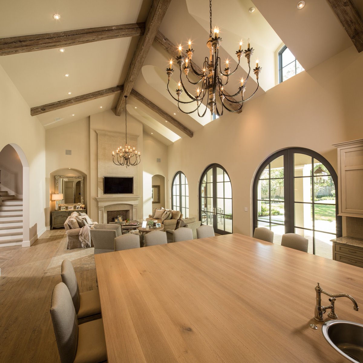 simsbuilders's tweet photo. Memorial Manor blends kitchen &amp; living spaces beautifully. Vaulted ceilings, exposed beams, iron chandeliers, arched doors, a wood island, &amp; soft neutral seating feel elegant, warm, &amp; ready for real life.

🏡Sullivan, Henry, Oggero
🎨Julia Blalock
📸Steve Chenn https://t.co/r60pRB60hJ