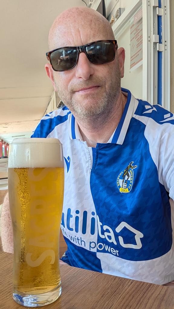 GasheadCook's tweet photo. Helders Bar, the owner used to be friends with the Dunfords and Geoff and family came here a lot I believe had a place in @rochabrava , walking past and the barman shouted nice shirt Up The Gas ! https://t.co/TjKdtm0pRZ