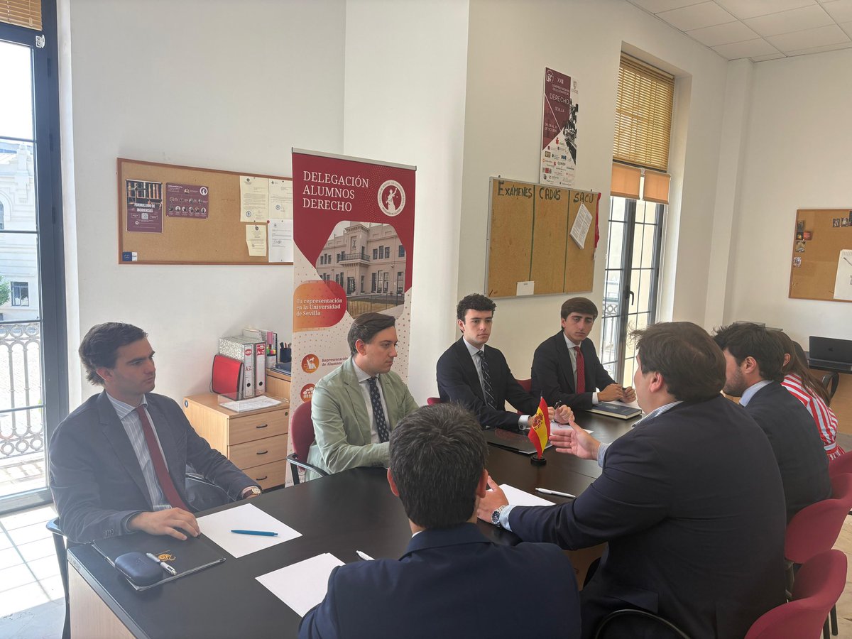 Sebasgarros's tweet photo. Recepción de la @alumdereUS a la nueva Junta de la Agrupación de Abogacía Joven de Sevilla (@aajsevilla).

Un encuentro para abordar cuestiones clave sobre el acceso a la abogacía y fortalecer la conexión entre estudiantes y profesionales. https://t.co/4cvlta1pvl
