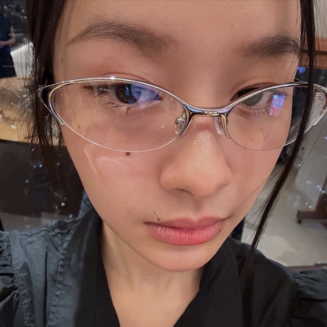 dailypanlyyy's tweet photo. her in 🤓🤍 https://t.co/tLgvoZpTAN