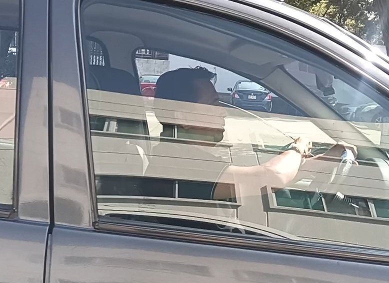 Hechizero_38's tweet photo. Este tipo le aventó el auto a una señora y su hija pequeña, viene pasando los semáforos en rojo sobre la 25 poniente...¡ PINCHE CAFRE ! https://t.co/BT3Awl8ZdH