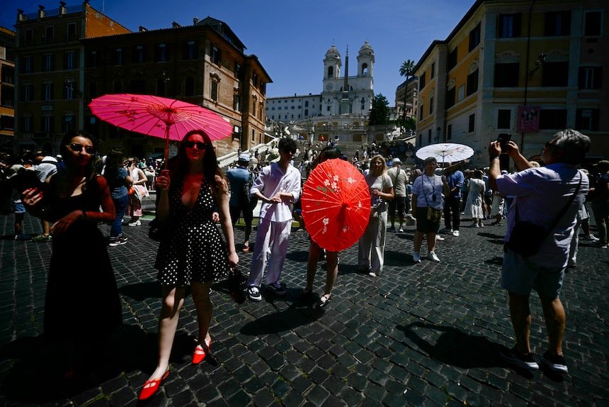Tzeporah's tweet photo. Early heat wave in Europe shatters records, prompts health risk warnings. This heat dome scorching Western Europe has already cost lives at sporting events &amp; people drowning who are seeking relief. Lethal heat is taking 1 life per minute on the planet now. https://t.co/CsHghKPr4s https://t.co/jSPMS9TRvF