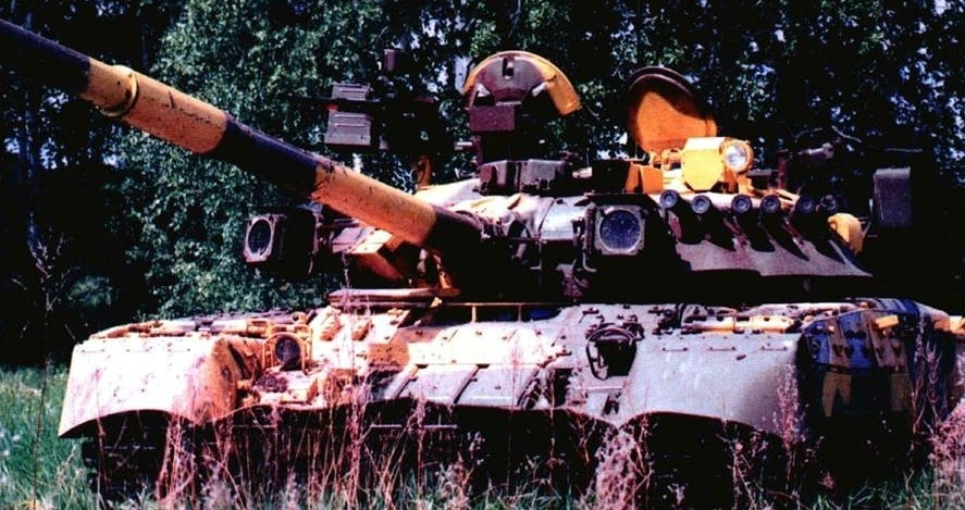 T_90AK's tweet photo. A somewhat rare pic of the T-80UE(not to be confused with T-80UE-1). 
T-80UE was essentially a last ditch effort by Omsk to score some export sales in the late 1990's, which never happend. 
The E is for export. https://t.co/N2SilozODx