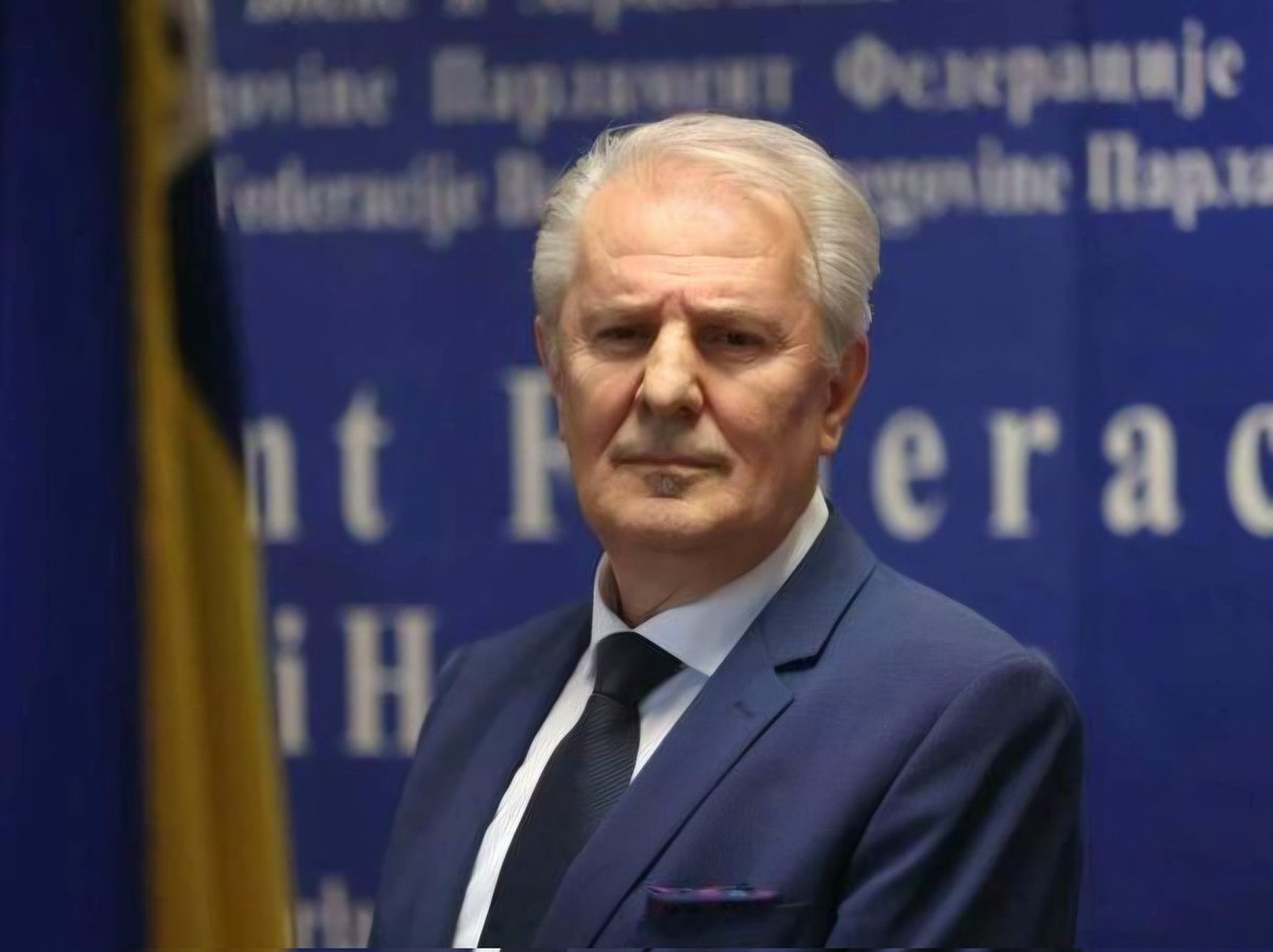 RefikLendo's tweet photo. Uvaženi reisul-ulema Kavazović, Vama, kao i svim muslimankama i muslimanima u Bosni i Hercegovini i regionu, upućujem iskrene čestitke povodom Kurban-bajrama.

Neka ovi mubarek dani donesu radost, mir i porodičnu sreću, te budu prilika da dodatno učvrstimo međusobno poštovanje, solidarnost i osjećaj odgovornosti prema drugima.

Kurban-bajram nosi poruku humanosti, spremnosti na žrtvu i brige za one kojima su pažnja i pomoć najpotrebniji. Dijeleći dobro s drugima, potvrđujemo vrijednosti koje nas okupljaju i jačaju kao zajednicu.

U ovim mubarek danima posebno mislimo na naše hadžije. Želim im dobro zdravlje, hadž mebrur i sretan povratak njihovim porodicama.

Uz želju da bajramske dane provedete u zdravlju, miru i radosti svojih najmilijih, Bajram šerif mubarek olsun.