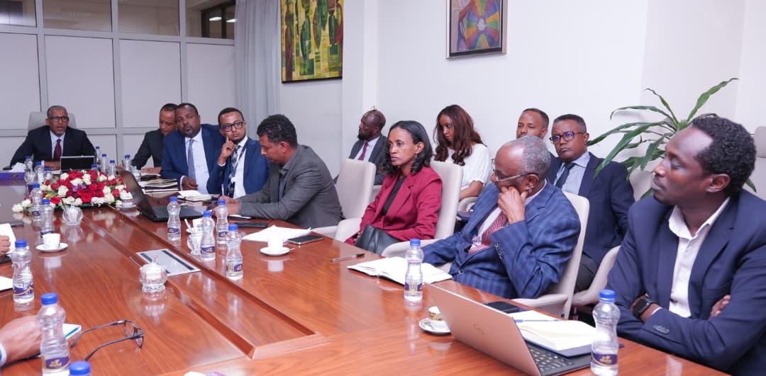 BerhanuTsegaye's tweet photo. የውጭ ጉዳይ ሚኒስቴር እያካሄደ ባለው የዲጂታላይዜሽን ስርዓት አፈጻጸም እና ሂደት ዙሪያ ከዋናው መ/ቤት ከፍተኛ አመራሮችና ከሁሉም የኢ.ፌ.ዲ.ሪ. ኤምባሲዎች የሚሲየን መሪዎች ጋር ውጤታማ ውይይት አድርገናል። 

ተቋሙ ተግባራዊ እያደረገ ካለው የሶስት ዓመት የተቋማዊ ማሻሻያ መርሃ-ግብር ስር ወደ ስራ በተገባው የዲጂታል ሰነድ አስተዳደርና ስማርት ኦፊስ ሥርዓት፣ እንዲሁም የቴሌሳይን የኦንላይን የሰነድ ማረጋገጥና ውክልና አገልግሎቶች አፈጻጸምን በተመለከተ ሁሉም የተቋማችን ከፍተኛ የስራ ኃላፊዎች፣ የሚሲዮን መሪዎችና ቆንስል ጄኔራሎች በተገኙበት የአፈጻጸም ግምገማ አድርገናል። ተግባራዊ የተደረገው የዲጂታላይዜሽን ፕሮግራም በተቋማችን ፈጣን፣ ደህንነቱ የተጠበቀ እና ሀብት ቆጣቢ ስርዓትን እውን ያደርጋል።   

ይህ ተቋሙን የማዘመን እንቅስቃሴ መንግስት እያካሄደው ያለው “የ2030 ዲጂታል ኢትዮጵያ” ስትራቴጂ ትግበራ አካል በመሆኑ ለስኬታማነቱ ለመረባረብ መግባባት ላይ ተደርሷል።