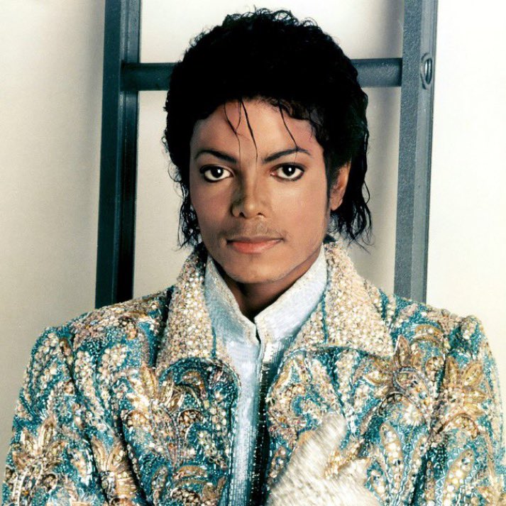 Kulturlesite_'s tweet photo. 🚨 DRAKE SURPASSE MICHAEL JACKSON 

Il vient de battre le RECORD du ROI DE LA POP pour le plus grand nombre de morceaux classés NUMÉRO 1 au BILLBOARD HOT 100 !! 

ICEMAN. 🧊 https://t.co/RRzPL82E3r