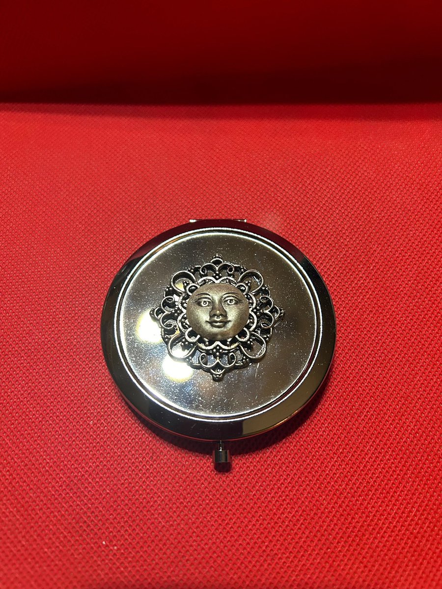 Witschy's tweet photo. Compact Mirror: Full Moon, Dual Magnification
https://t.co/eGVuKJV8ph
#mirror #compact #makeupmirror #ooak #unique #handmadegift #giftforher #giftideas #giftidea #etsy #moon #fullmoon #celestial #luna https://t.co/o56xQ2VE2C