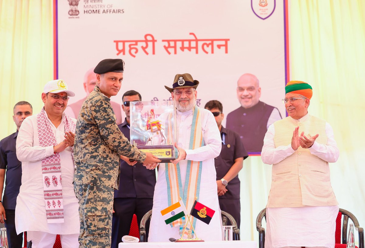 AmitShah's tweet photo. बीकानेर (राजस्थान) में भारत-पाकिस्तान सीमा पर स्थित ऐतिहासिक सांचू बॉर्डर आउटपोस्ट पर देश की सीमाओं की सुरक्षा हेतु दिन-रात समर्पित BSF के वीर जवानों से संवाद किया। हमारे सीमा प्रहरियों के अदम्य साहस, शौर्य, पराक्रम और समर्पण पर प्रत्येक देशवासी को गर्व है।

इस अवसर पर विभिन्न BOPs पर महिला वीरांगनाओं की सुविधा हेतु निर्मित 14 अत्याधुनिक बैरकों का ई-लोकार्पण भी किया।
