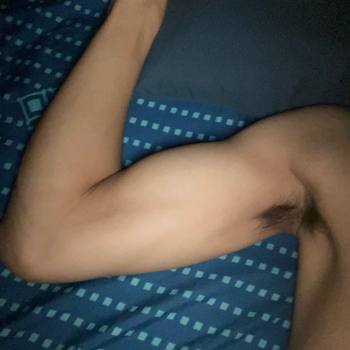 depressedasfag's tweet photo. Muscle memory gw mulai keliatan, walau masih kicil🤏🏻 https://t.co/z0IkIZNqKH