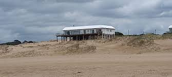 BlancosPillos's tweet photo. Construyó una casa en las dunas de La Serena mientras era presidente. La obra requirió autorización ambiental en un padrón que figura en la Ley 17.551 como de utilidad pública para preservar la faja costera. Y puso la titularidad a nombre de su esposa. https://t.co/kqUVz7tfIE