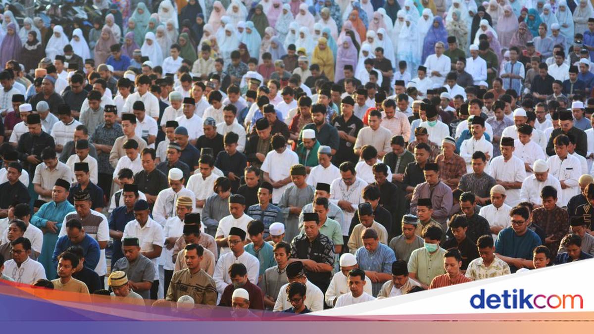 24UpdateInfoID's tweet photo. Sholat Idul Adha 2026: Pahami Waktu, Niat, dan Tata Cara Pelaksanaan

Jelang perayaan Idul Adha 2026, umat Muslim di seluruh dunia mulai mempersiapkan diri untuk menunaikan salah satu ibadah besar dalam Islam, yaitu Sholat Idul Adha. Momen penting ini selalu menjadi perhatian, di mana jamaah antusias untuk melaksanakannya dengan khusyuk dan sesuai syariat.

Perhatian utama bagi setiap individu Muslim adalah memahami secara rinci aspek-aspek krusial dalam pelaksanaan sholat tersebut. Ini mencakup pertanyaan mendasar seperti waktu spesifik dimulainya sholat, lafaz niat yang harus diucapkan, serta urutan tata cara pelaksanaan yang benar. Setiap detail memiliki peranan penting untuk memastikan ibadah dapat ditunaikan dengan sempurna.

Mengetahui dengan pasti 'jam berapa' sholat Idul Adha akan dimulai merupakan informasi esensial agar jamaah tidak terlewatkan dalam menunaikan ibadah. Penentuan waktu ini biasanya mengikuti ketetapan resmi yang akan diumumkan mendekati hari-H perayaan.

Selain waktu, pemahaman tentang niat menjadi pondasi utama ibadah. Niat yang tulus dan benar akan membimbing kekhusyukan dalam sholat. Demikian pula, tata cara pelaksanaan sholat Idul Adha, mulai dari takbiratul ihram hingga salam, harus dipahami dan diikuti sesuai tuntunan agama agar ibadah sah dan berpahala di mata Allah SWT.

Dengan mempersiapkan diri dan memahami seluruh panduan ini sejak dini, umat Muslim diharapkan dapat menunaikan Sholat Idul Adha 2026 dengan lebih tenang dan penuh ketaatan. Informasi lengkap terkait waktu, niat, dan tata cara ini akan selalu menjadi pedoman yang dinantikan oleh seluruh lapisan masyarakat dalam menyambut hari raya kurban.

 Follow akun ini untuk update info terbaru.

Pasang Sponsor: Disini

#jamberapasholatiduladha APBN #WUTheSeriesEP4 #SFxSkyNaniSmyleNeona SKYNANI SMYLENEONA X GROGU MADE FOR JUNGWON #24UpdateInfoID #beritaviral #beritaterbaru