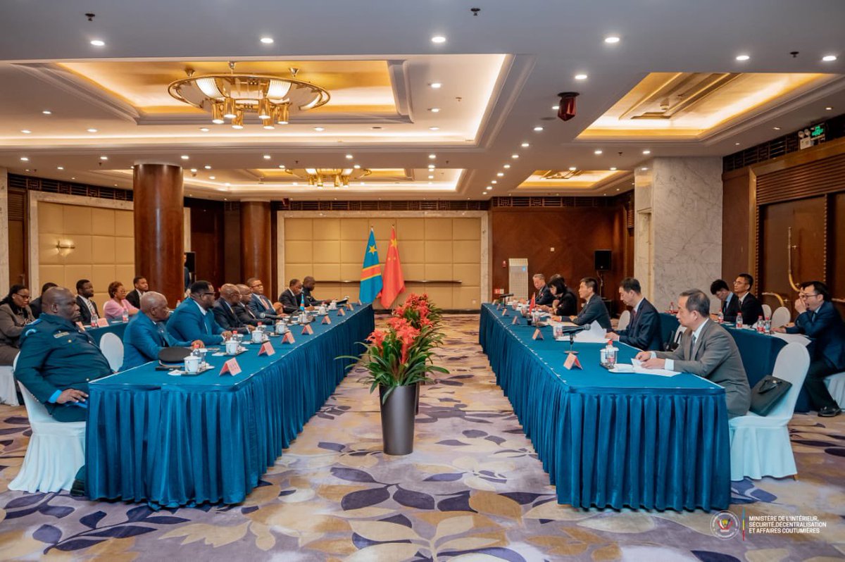 Interieur_RDC's tweet photo. RDC-CHINE : Le VPM SHABANI signe un accord de coopération policière avec la Chine

La République Démocratique du Congo et la République populaire de Chine ont signé, ce mardi 26 mai 2026 à Pékin capitale de la Chine, un accord de coopération en matière d’application de la loi. Cet accord de coopération policière conclu entre les deux pays a été signé par Son Excellence Monsieur le Vice-Premier Ministre, Ministre de l’Intérieur, Sécurité, Décentralisation et Affaires Coutumières, SHABANI LUKOO BIHANGO Jacquemain, du côté congolais, et par Son Excellence Monsieur le Conseiller d’Etat et Ministre de la Sécurité publique Wang Xiaohong, côté chinois.

Au-delà de la loi de programmation de la PNC, cet accord permettra notamment à la RDC de renforcer les capacités opérationnelles de la Police Nationale à travers l’assistance technique de la Chine dans le cadre de la lutte contre la criminalité, la fraude minière et la cybercriminalité.

Dans l’optique de l’implémentation de l’accord, un groupe de travail conjoint a été mis sur pied par les deux parties, coordonné du côté congolais par le Secrétaire Général à l’Intérieur et du côté chinois, par le Directeur de la coopération internationale de la Chine.

Par la signature de cet accord historique, le Gouvernement de la République, à travers le Ministère de l’Intérieur, Sécurité, Décentralisation et Affaires Coutumières, vient de traduire en acte la volonté du Chef de l’Etat Son Excellence Félix Antoine TSHISEKEDI TSHILOMBO de bâtir avec la Chine une coopération d’exception gagnant - gagnant.