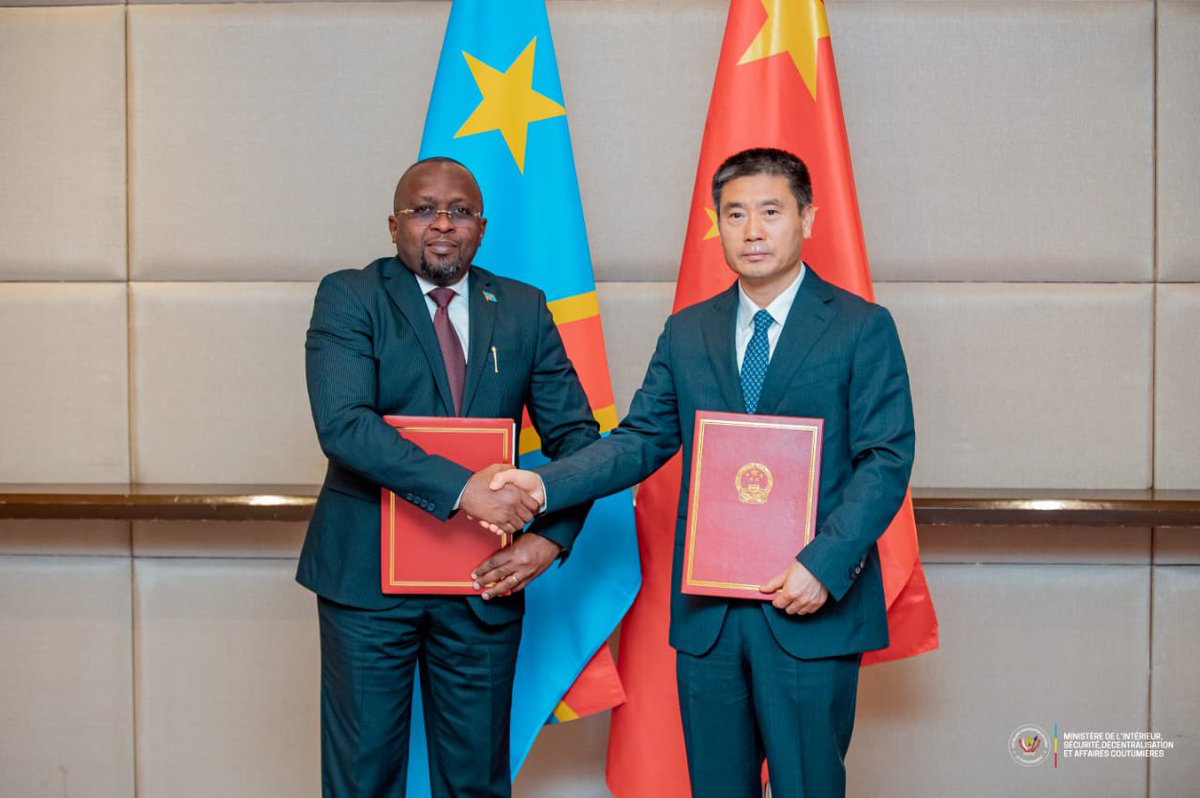 Interieur_RDC's tweet photo. RDC-CHINE : Le VPM SHABANI signe un accord de coopération policière avec la Chine

La République Démocratique du Congo et la République populaire de Chine ont signé, ce mardi 26 mai 2026 à Pékin capitale de la Chine, un accord de coopération en matière d’application de la loi. Cet accord de coopération policière conclu entre les deux pays a été signé par Son Excellence Monsieur le Vice-Premier Ministre, Ministre de l’Intérieur, Sécurité, Décentralisation et Affaires Coutumières, SHABANI LUKOO BIHANGO Jacquemain, du côté congolais, et par Son Excellence Monsieur le Conseiller d’Etat et Ministre de la Sécurité publique Wang Xiaohong, côté chinois.

Au-delà de la loi de programmation de la PNC, cet accord permettra notamment à la RDC de renforcer les capacités opérationnelles de la Police Nationale à travers l’assistance technique de la Chine dans le cadre de la lutte contre la criminalité, la fraude minière et la cybercriminalité.

Dans l’optique de l’implémentation de l’accord, un groupe de travail conjoint a été mis sur pied par les deux parties, coordonné du côté congolais par le Secrétaire Général à l’Intérieur et du côté chinois, par le Directeur de la coopération internationale de la Chine.

Par la signature de cet accord historique, le Gouvernement de la République, à travers le Ministère de l’Intérieur, Sécurité, Décentralisation et Affaires Coutumières, vient de traduire en acte la volonté du Chef de l’Etat Son Excellence Félix Antoine TSHISEKEDI TSHILOMBO de bâtir avec la Chine une coopération d’exception gagnant - gagnant.