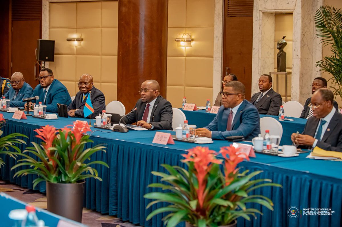 Interieur_RDC's tweet photo. RDC-CHINE : Le VPM SHABANI signe un accord de coopération policière avec la Chine

La République Démocratique du Congo et la République populaire de Chine ont signé, ce mardi 26 mai 2026 à Pékin capitale de la Chine, un accord de coopération en matière d’application de la loi. Cet accord de coopération policière conclu entre les deux pays a été signé par Son Excellence Monsieur le Vice-Premier Ministre, Ministre de l’Intérieur, Sécurité, Décentralisation et Affaires Coutumières, SHABANI LUKOO BIHANGO Jacquemain, du côté congolais, et par Son Excellence Monsieur le Conseiller d’Etat et Ministre de la Sécurité publique Wang Xiaohong, côté chinois.

Au-delà de la loi de programmation de la PNC, cet accord permettra notamment à la RDC de renforcer les capacités opérationnelles de la Police Nationale à travers l’assistance technique de la Chine dans le cadre de la lutte contre la criminalité, la fraude minière et la cybercriminalité.

Dans l’optique de l’implémentation de l’accord, un groupe de travail conjoint a été mis sur pied par les deux parties, coordonné du côté congolais par le Secrétaire Général à l’Intérieur et du côté chinois, par le Directeur de la coopération internationale de la Chine.

Par la signature de cet accord historique, le Gouvernement de la République, à travers le Ministère de l’Intérieur, Sécurité, Décentralisation et Affaires Coutumières, vient de traduire en acte la volonté du Chef de l’Etat Son Excellence Félix Antoine TSHISEKEDI TSHILOMBO de bâtir avec la Chine une coopération d’exception gagnant - gagnant.