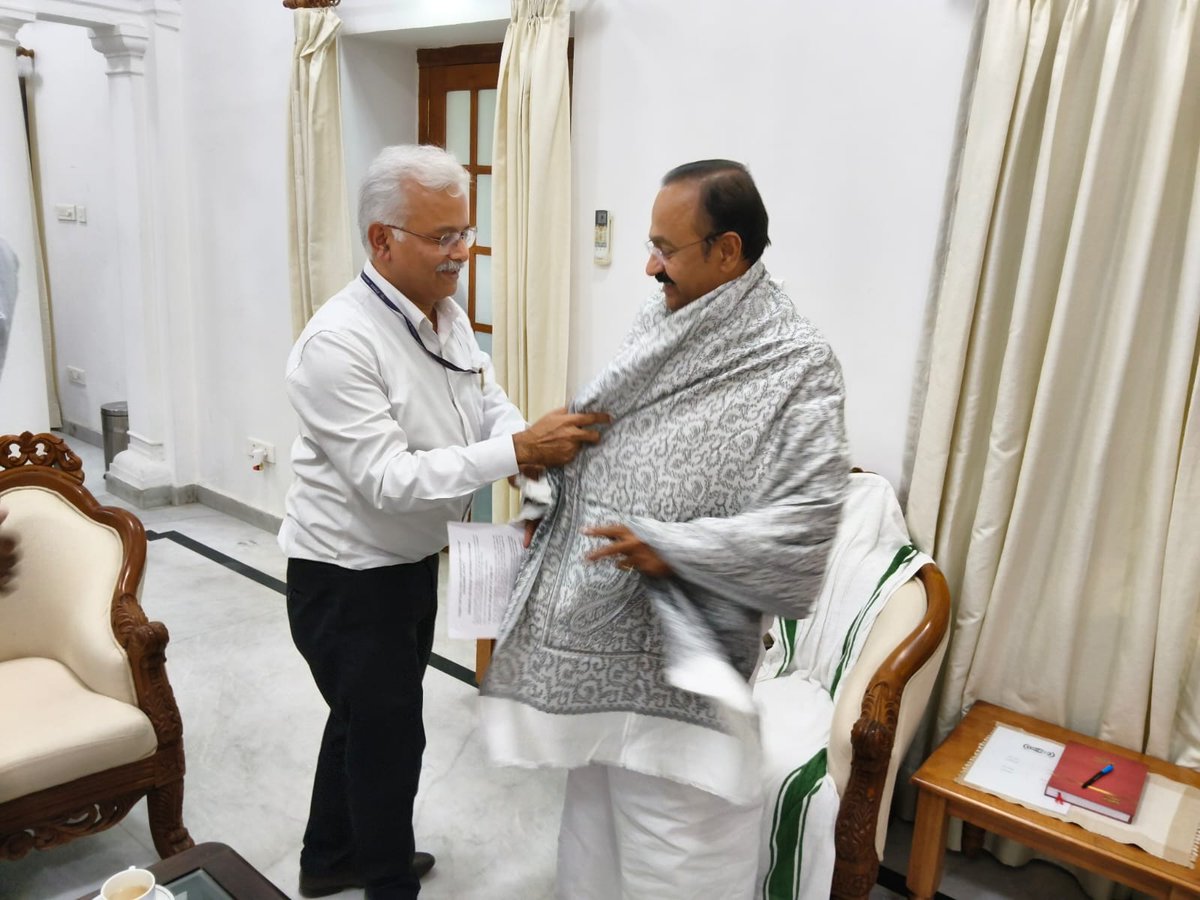 fact_kochi's tweet photo. Shri S. Sakthimani, CMD, FACT, paid a courtesy call to Shri V. D. Satheeshan, Hon’ble Chief Minister of Kerala, at Kerala House, New Delhi.

#FACT #Kerala #IndustryConnect @fertmin_india https://t.co/cIpeN8x4h2