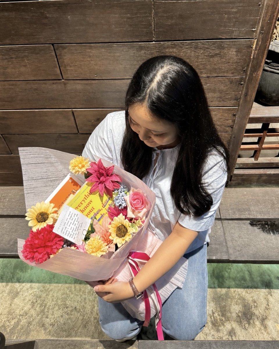 pecintataichan's tweet photo. BOUQUET BUKU PERTAMAAA KUU SENENGG BGTTT🌼 
AAAAAAAAA https://t.co/xuqzQ2bmsT