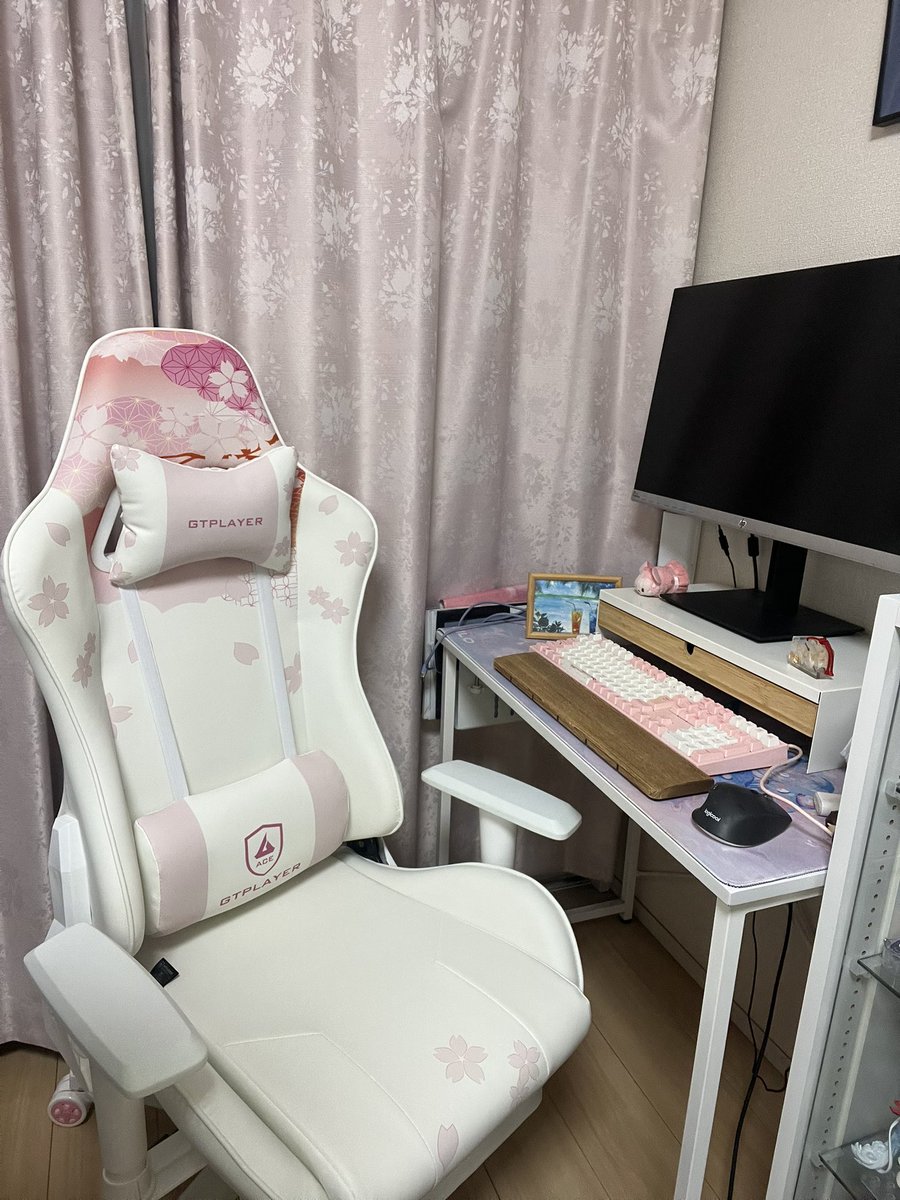 Mio_Otowa_'s tweet photo. さて、先日プレゼントキャンペーンでいただいたジーティープレイヤー(@GTPlayerJP )さんの椅子！
改めてちゃんと投稿✨

WAFU-SAKURAというデザインで、桜が大好きな私にとって最高の相棒ちゃんです…！

実際に座って仕事や配信などこれからたくさんやっていきたいなと思います🌸

改めてありがとうございました😭

他にもいろんなデザインがあるので気になる方はこちらチェックしてみてくださいね✨
https://t.co/QGu4eH0eDF #pr