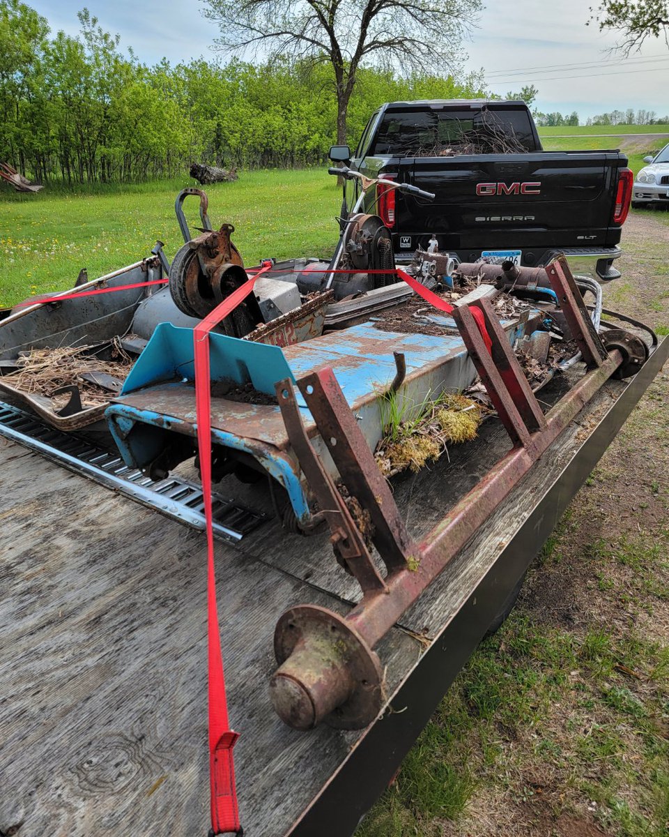 RazorRottenStar's tweet photo. Another morning hauling junk off. Very heavy junk at that. Was a little bit of a workout but finally hauled the last 3 old snowmobile frames out. Think we did 3 last year. Roll my eyes everytime I think that someone thought it was a good idea to pollute their own property. https://t.co/9kR4NGNn57