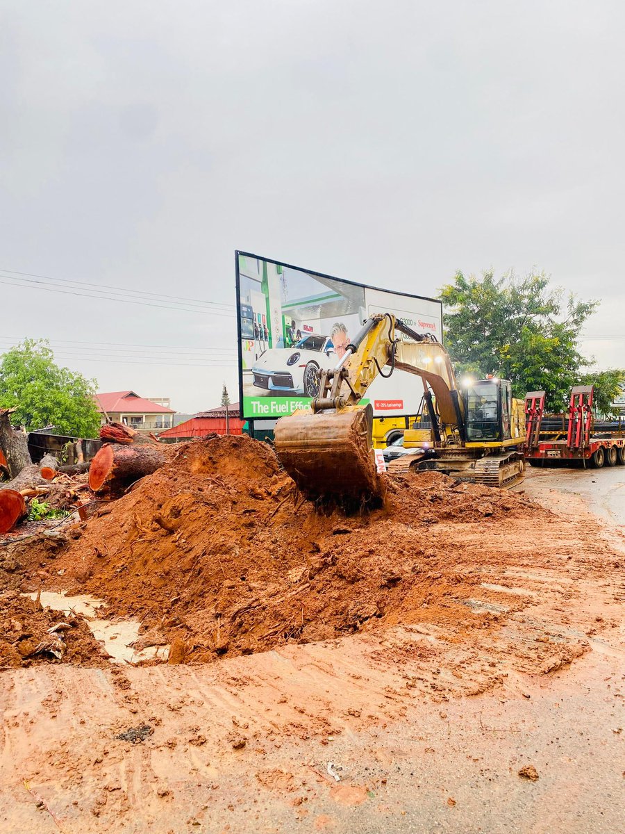 ZoomlionGhana_'s tweet photo. Zoomlion Ghana Limited responded swiftly to NADMO’s call for support at Ataala Junction, using an excavator to uproot and clear the fallen tree blocking traffic. Our team worked alongside NADMO staff, even through heavy rains, to bring relief to commuters. https://t.co/AzqAxhRJpv