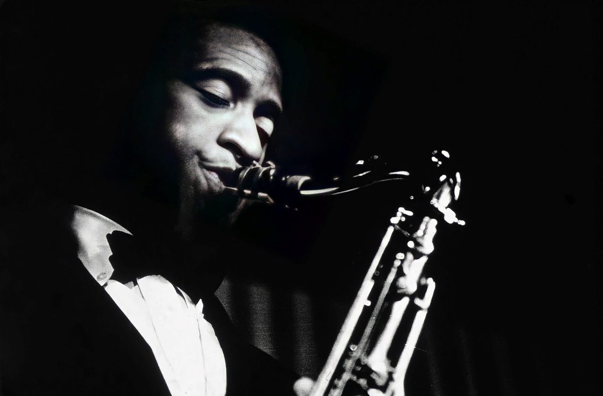 musimerides's tweet photo. ⚫️ Sonny Rollins, uno de los nombres mayores del jazz, murió a los 95 años. El saxofonista era el último sobreviviente de la famosa fotografía «A Great Day in Harlem», una histórica reunión de 57 músicos tomada en Nueva York en 1958. https://t.co/EOWVhLXREL